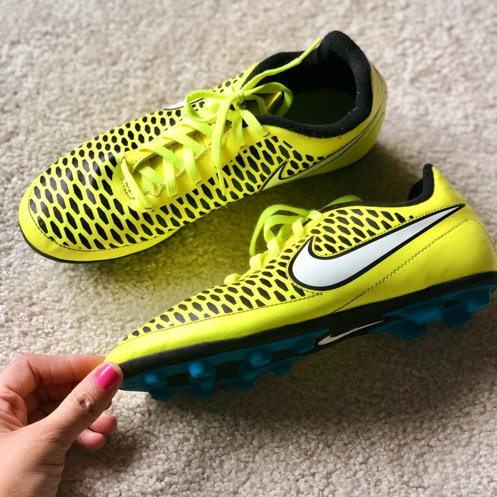 NIKE SOCCER SNEAKERS